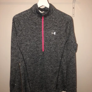 Under armour storlek M - Fin tränings zip tröja i bra skick!!
