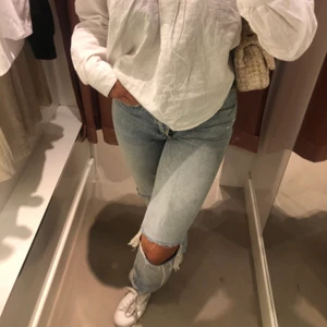 Jeans - Säljer dessa populära favorit jeans från hm. I strl 36! Väldigt sköna💕köparen står för frakten. Buda!  Sista bilden är lånad. Jag är 170 cm
