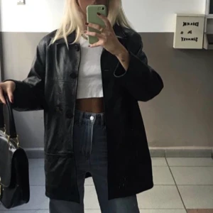 Läder jacka - Jätte snygg läder jacka! Slutsåld på H&M. Storlek S/M sitter oversized! Bud från 200 kr! Frakt ingår inte. Bild nummer 2 bilder är min!