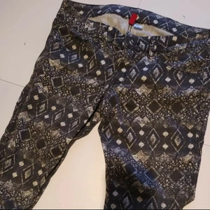 Divided byxor strl 38 - I fint skick.tajta och stretchiga, är som tjockare leggings.