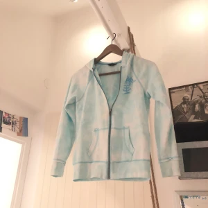 Tiedye hoodie - Ljusblå hoodie i trendigt tiedye mönster och i jätteskönt material!! Köpt i Dubai från Tommy Hilfiger. Helt nytt skick🌟