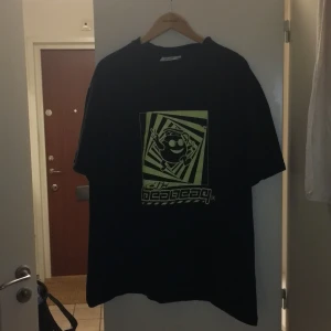 Great DJ T-Shirt - Great T-Shirt modellen från Weekday med tryck. Storlek L. Köpt för något år sedan, använd men ej sliten och inga hål. En boxig tröja med lite tjockare krage. Köpare står för all frakt om skickas!