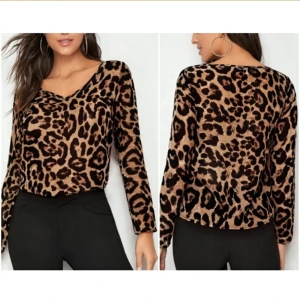 Leo blus XS - Färg: brun mönstrad.  Strl: XS.  Snygg blus, aldrig använd! Som ny!! V-ringad fram, långa ärmar. Transparent tyg. Perfekt för fest, passar även till vardags. Kommer ej till användning och stor garderobsrensning pågår! Frakt tillkommer, betalning via swish