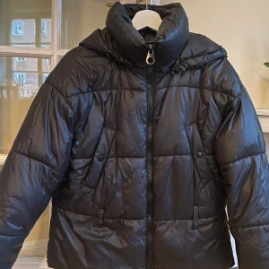 Vinterjacka - Säljer denna jättevarmt och jättesköna vinterjackan från zara. Jättebra skick! Storlek M men passar XS-S-M. Vattentålig. Kan mötas upp runt Stockholm eller frakta.