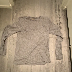 Långärmad  ralph lauren t shirt fint skick - Grå långärmad Ralph lauren t shirt 