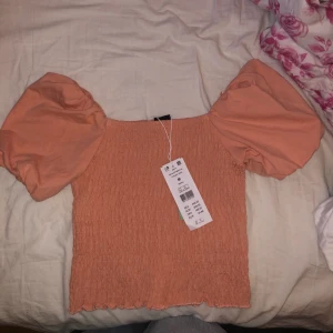 Tröja från Gina Tricot  - Oanvänd endast testad, läppen finns kvar. Ordinarie pris (249). Mitt pris 50