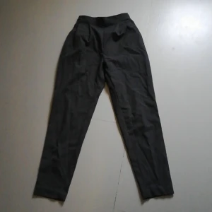 Monki xxs - Gråa kostymbyxor med hög midja. 