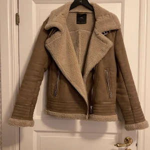 Brun/beige jacka  - Jacka från Zara i storlek M. Väldigt fint skick! 