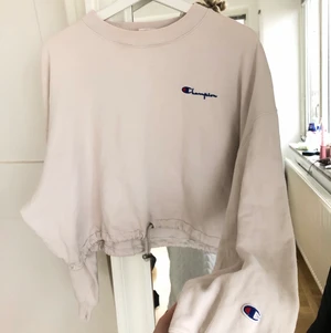 Champion Sweatshirt  - Köpt på Weekday för ca 2 år sedan. Skicket är bra förutom att det är en blekt fläck på ryggen av att det gått igenom blekningsmedel från när jag var hos frisören en gång. Det stör inte mig så mycket då mitt hår täcker fläcken + att fläcken inte är jättetydlig. Man kan dra åt den i midjan och det är en väldigt snygg detalj enligt mig. Färgen är rättvis på bild 2! Köparen står för frakt. 