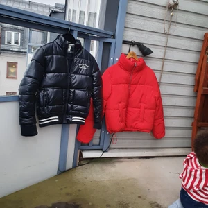 Jackor - Säljer mina fina jackor på grud av pengar. De är i bra skicka och styliga. Mörkblå passar xxxs_ xs och röd xxsmal-m.Finns några bilder .Bud I kommenterna vad ni kan ge. 