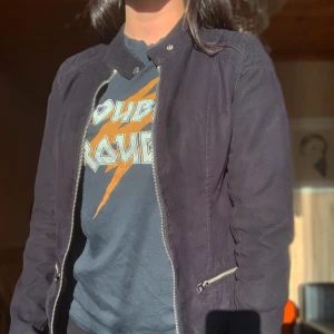 Svart jacka - Snygg svart jacka⚡️⚡️ på bilden är färgen lite missvisad pga ljuset men den är helt svart. Frakt 50kr men kan även mötas upp❣️