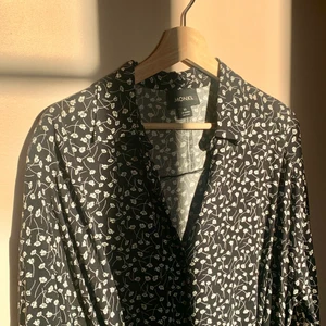 Blommig klänning  - Blommig knälång klänning från monki. Superfin och bra vinterklänning då den är lite längre! Märkt XS men är väldigt generös i storleken. Den passar mig som vanligen har XS/S i klänningar men skulle lätt passa M och kanske L. 