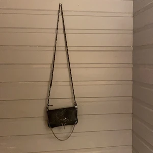 Zadig & Voltaire - Säljer min Zadig Voltaire väska, den lilla modellen som är köpt för 2200kr den är i väldigt bra skick förutom att den är lite sluten som ni ser på bild nummer 1, men annar är det meningen att den ska vara lite sliten för att jag köpte dem så i själva butiken Zadig Voltaire. Mitt pris: 1000kr