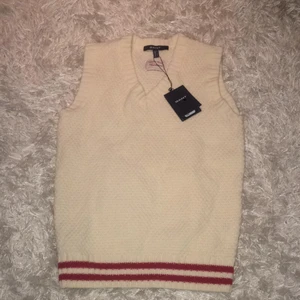  - Krämvit pullover från GANT som jag säljer för att jag aldrig fick användning av den. Sitter fint format efter kroppen och är bekväm. Den är i ull. Ganska liten i storleken men den passar både 34/36 även fast den är skriven i storleken 36. Prislappen sitter kvar och den är som sagt aldrig använd.  Nypris: 999kr men säljes för 400kr. Priset kan dock diskuteras. 