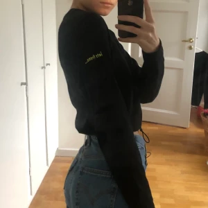 Urban Outfitters cropped tröja - Jättefin svart croppad tröja från UO, iet’s Frans            Kommer inte till användning säljs därav. Den är i perfekt skick. Passar en Xs/S. Går att justera midjan. Lång i armarna!