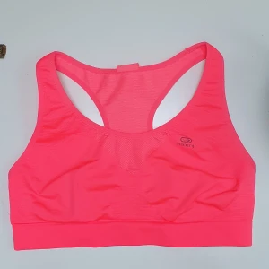 Sport bhar - 2 sport bhar utan bygel. Alldrig använda då dom var för små men annars väldigt sköna. Det står ingen storlek i dom men tror det är storlek S/M. 50kr styck