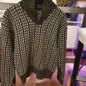 80 talet tröja  - En vintage 80tàlet stickad super kul tröja som är mycket varmt och stylig. Passar xs-m  och sitter som över size. Passar till allt kön.Användade 3 dager. Finns fler bilder och köpare står på frakt .köpare a på frakt. 