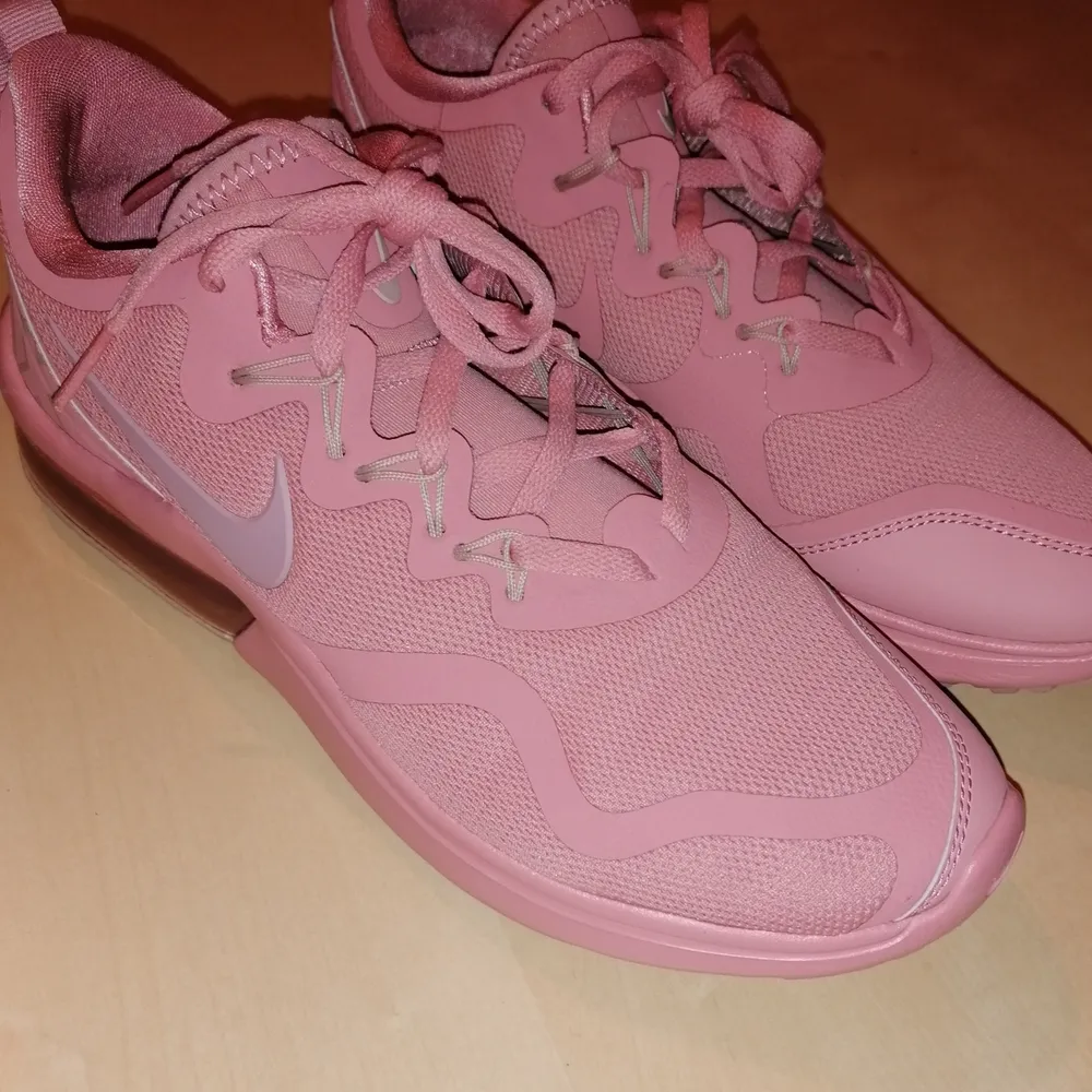 Helt nya oanvända Nike skor, storlek 40.5     26 cm. Jag fick de som present men de var för små. Köparen står för frakt. . Skor.