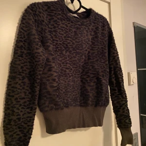 Zara tröja - Leopard tröja från zara, super skön å fin i skicket!! Kund står för frakt