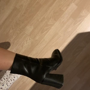 Boots med klack. Storlek 36 - Boots med klack. Storlek 36. Haft de i snart ett år men endast använt de 3-4 gånger. Vet itne exakt hur mycket frakt kostar men det står köparen för:) 