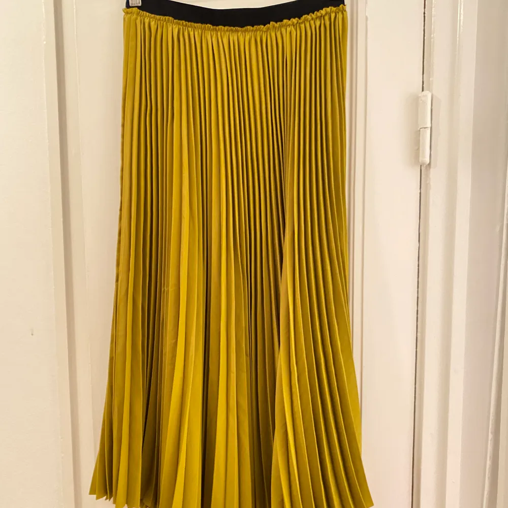 Zara pleated lime/mustard color skirt. . Kjolar.