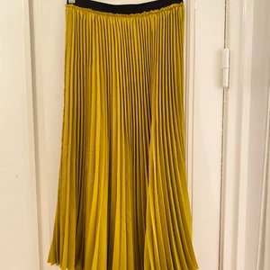 Zara veckad kjol  - Zara pleated lime/mustard color skirt. 