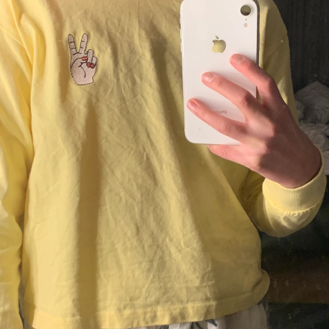 Hej! Här säljer jag en gul långärmade tröja😘