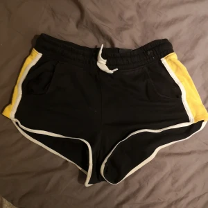 Shorts  - Säljer ett par mjukis shorts då ja har för många och aldrig använt domma 🥰frakt tillkommer men dne är inte dyr🥰