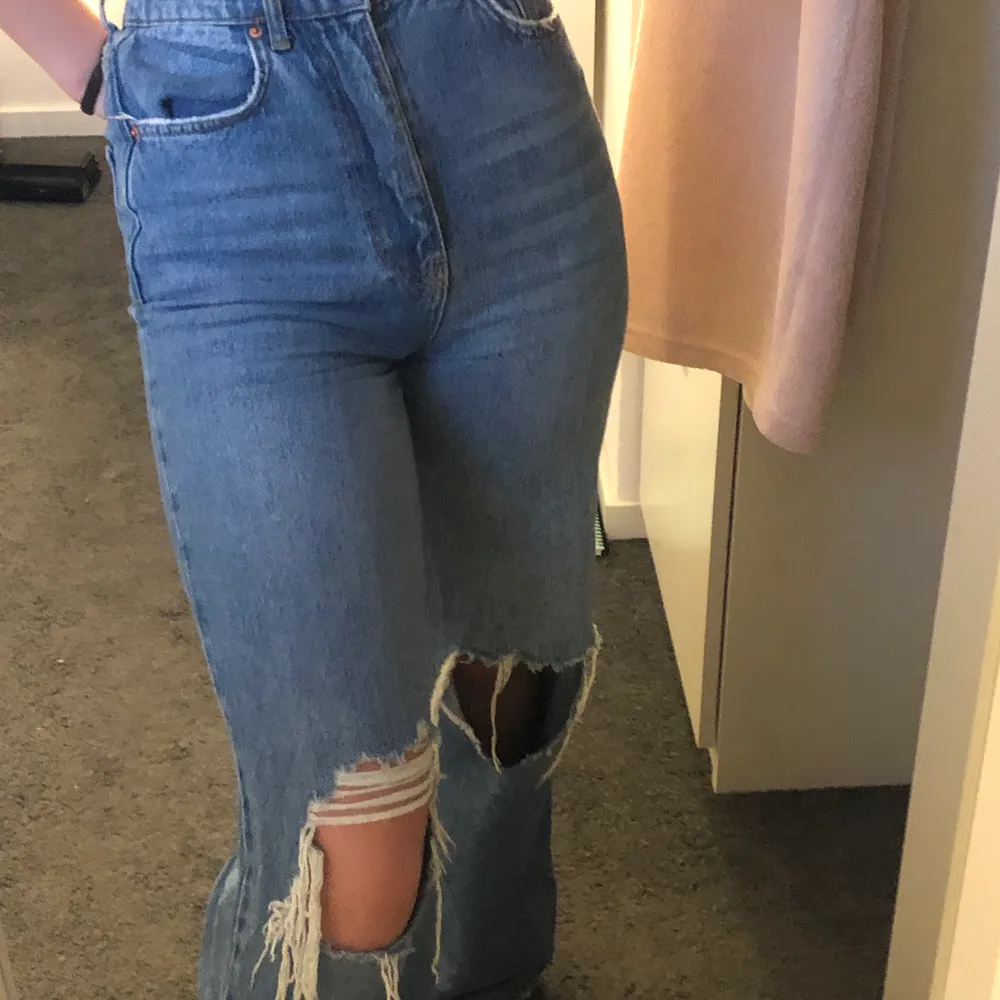 Säljer ett par super snygga  Gina tricot jeans med hög midja, långa wide leg jeans. modellen är: Idun wide jeans. Storlek:34 men det är stora i storlekarna jag gick ner en storlek i dessa. Använt dom kanske 5-10 gånger säljer pga inte kommer till andväning. Jeans & Byxor.