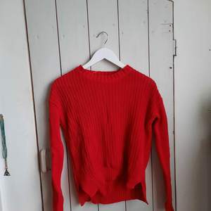 Röd/rosa stickad tröja från Gina tricot, köpt second hand. Hör av er om ni har frågor :) 