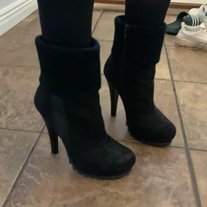 Klackskor strl 37 - Helt nya klackskor från Bianco i strl 37. De är fodrade och riktigt varma! Köparen står för frakten.