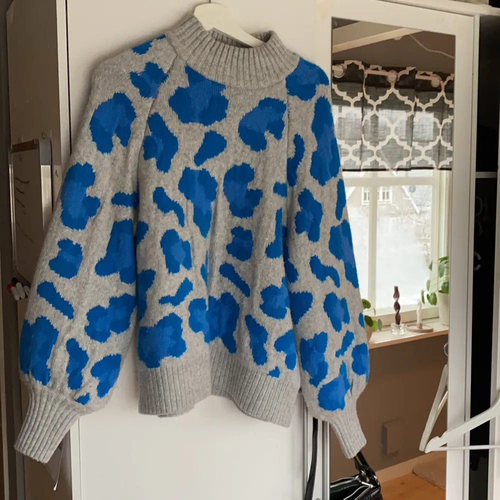 En blå leopard mönstrad stickad tröja från H&M i storlek M. Plagget är användt fåtalgånger och är i fint skick. 😄. Stickat.