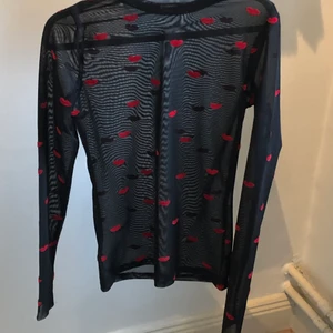 Strandivarius topp - En jätte fin genomskinlig tröja med läppar på från strandivarius , köpt i london och andvönd fåtal gånger !💓