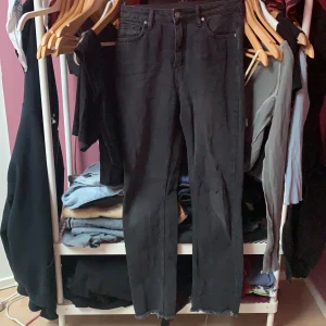 Svarta na-kd jeans  - Dessa är super söta men tyvärr alldeles för långa!! ( jag är 155 ) Dem är inte särskilt stretchiga! 
