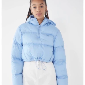 Fila Cropped Puffer Jacket - Light Blue Cropped Wibter Jacket. Super Warm and Stylish. From Urban Outiffters and it’s special edition and no longer sells! RETAIL PRICE:2300kr