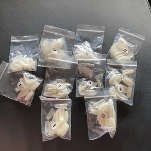 Lösnaglar  - 10 påsar med olika tippar i, olika storlekar från nummer 1 till 10. Ca 50st i varje påse där saknas ca 2 naglar från varje påse. Nummer 9 och 10 år sålda.