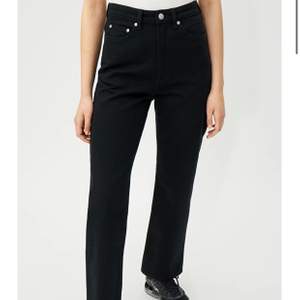 Ett par sjukt snygga svarta rowe jeans från weekday. Säljes pga för tighta på mig. De är sparsamt använda och i bra skick! Inköpspris 500kr. Köparen står för frakt, men jag kan även mötas upp i Lund.❣️