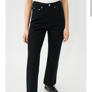 Svarta Rowe Jeans - Ett par sjukt snygga svarta rowe jeans från weekday. Säljes pga för tighta på mig. De är sparsamt använda och i bra skick! Inköpspris 500kr. Köparen står för frakt, men jag kan även mötas upp i Lund.❣️