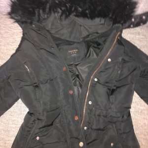 svart jacka från zara - svart vinterhacka från zara! bra skick och köpt 2016- 2017 