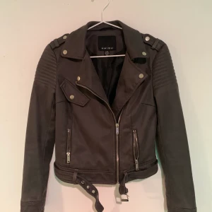 strl 34 - En grå vår & höst jacka i mocka imitation med två fickor & skärp från New Yorker. Storlek 34. 