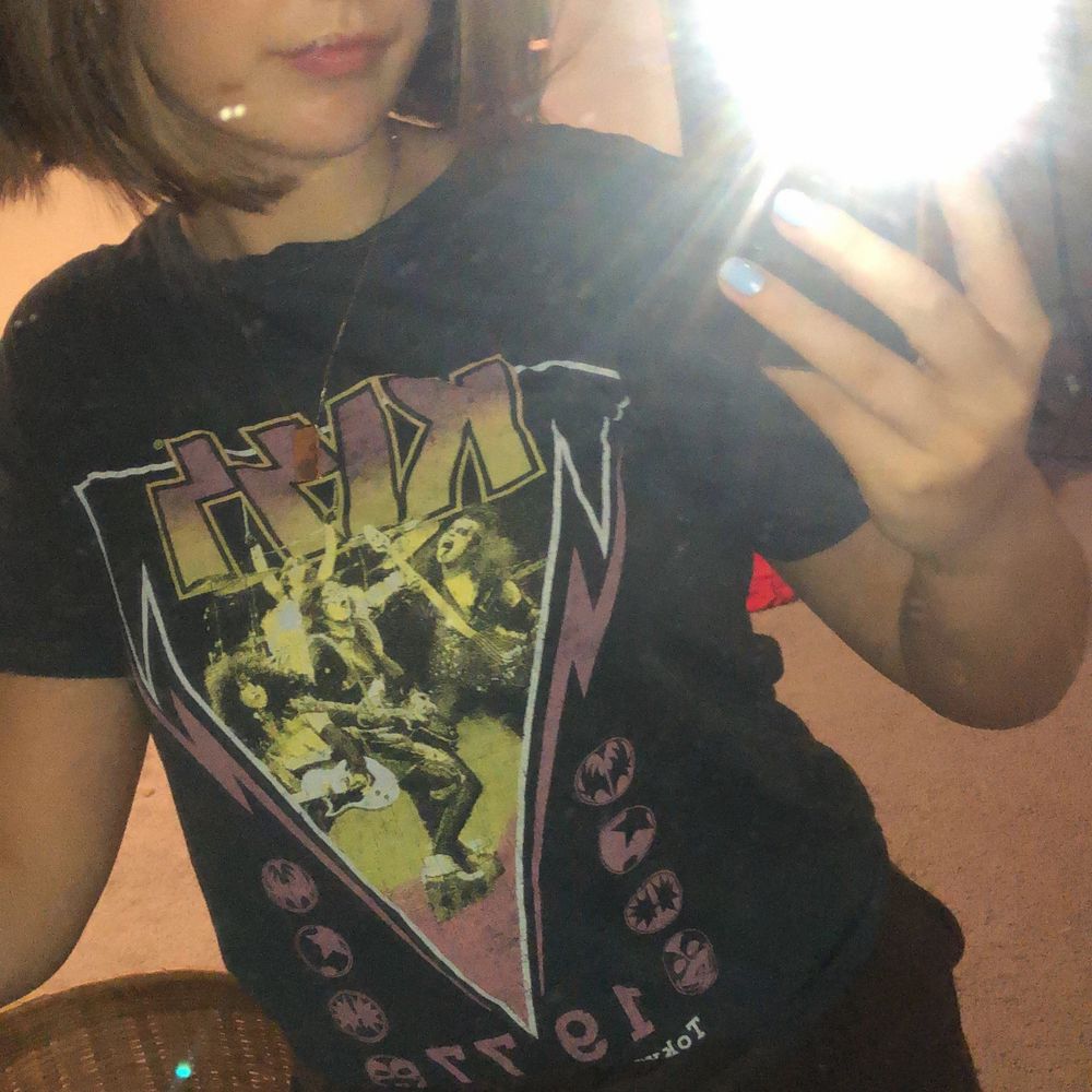 Grå kizz t-shirt, ”slitet” tryck för en 80-tals känsla. Stl S enligt mig, men se även andra storlekar på sista bilden💕 Vid fler intresserade blir det budgivning så buda i kommentarerna tills på onsdag. Skriv om du har frågor eller vill köpa tröjan🤍. T-shirts.
