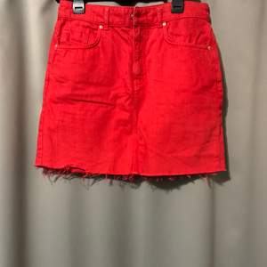 Röd jeans kjol från ginatricot använd fåtal gånger.