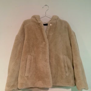 strl XS - Mysig höstjacka i beige med luva och fickor från ZARA i storlek XS. Passar XS, S & skulle även säga M. 