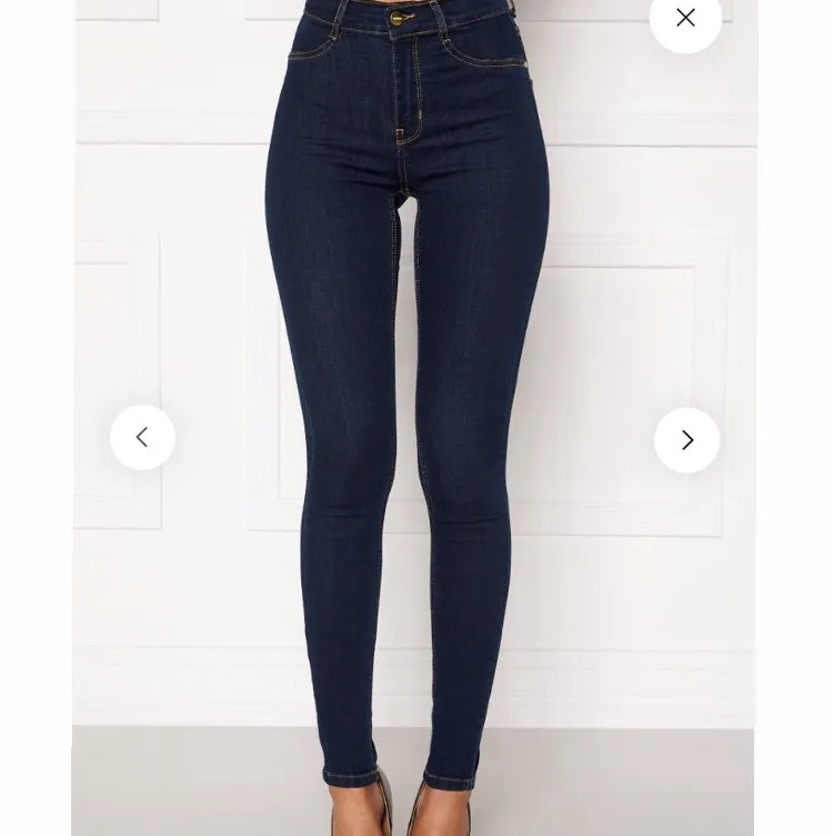 Sjukt sköna jeans som tyvärr inte passar mig längre :( använda endast två gånger. De är i bra skick! Ordinarie pris: 399kr,  nytt pris: 250kr. Jeans & Byxor.
