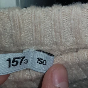Stickad Tröja - Denna fina stickade tröja är andvänd ca 10 ggr, inga övriga fel på den. (Lite mörkare färg i verkligheten)🌸. Tröjan är även ganska stretching