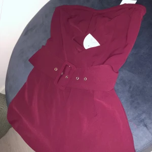 Festlig Jumpsuit - Superfin burgundy färgad Jumpsuit som inte kommit till användning någongång! Bältet går att ta av & på, och den passar perfekt på mig som är 164-165 cm. Det är en fin öppning vid bysten med som syns på första bilden ✨