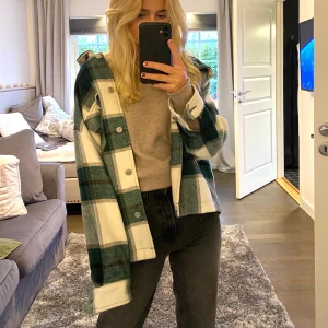 Skjortjacka Zara - Skjortjacka från Zara i storlek XS. Köpt förra hösten men i bra skick. Köpt för 559kr. BUDA!