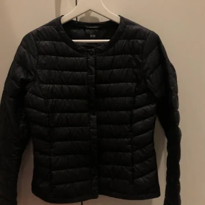 Tunn dunjacka - Säljer denna tunna dunjacka från Uniqlo som är helt ny, men var tyvärr för liten. Storlek S men mer som en XS. Nypris 699💕