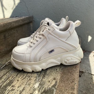 BUFFALO SKOR - Intressekoll på mina classic Low Buffalo skor! Dessa är i storlek 37 och sparsamt använda! Funderar på att sälja av dom då ej kommer till användning så pass mycket som de förtjänar ! Pris kan diskuteras, skriv pm om mer bilder på detaljer önskas! ❤️