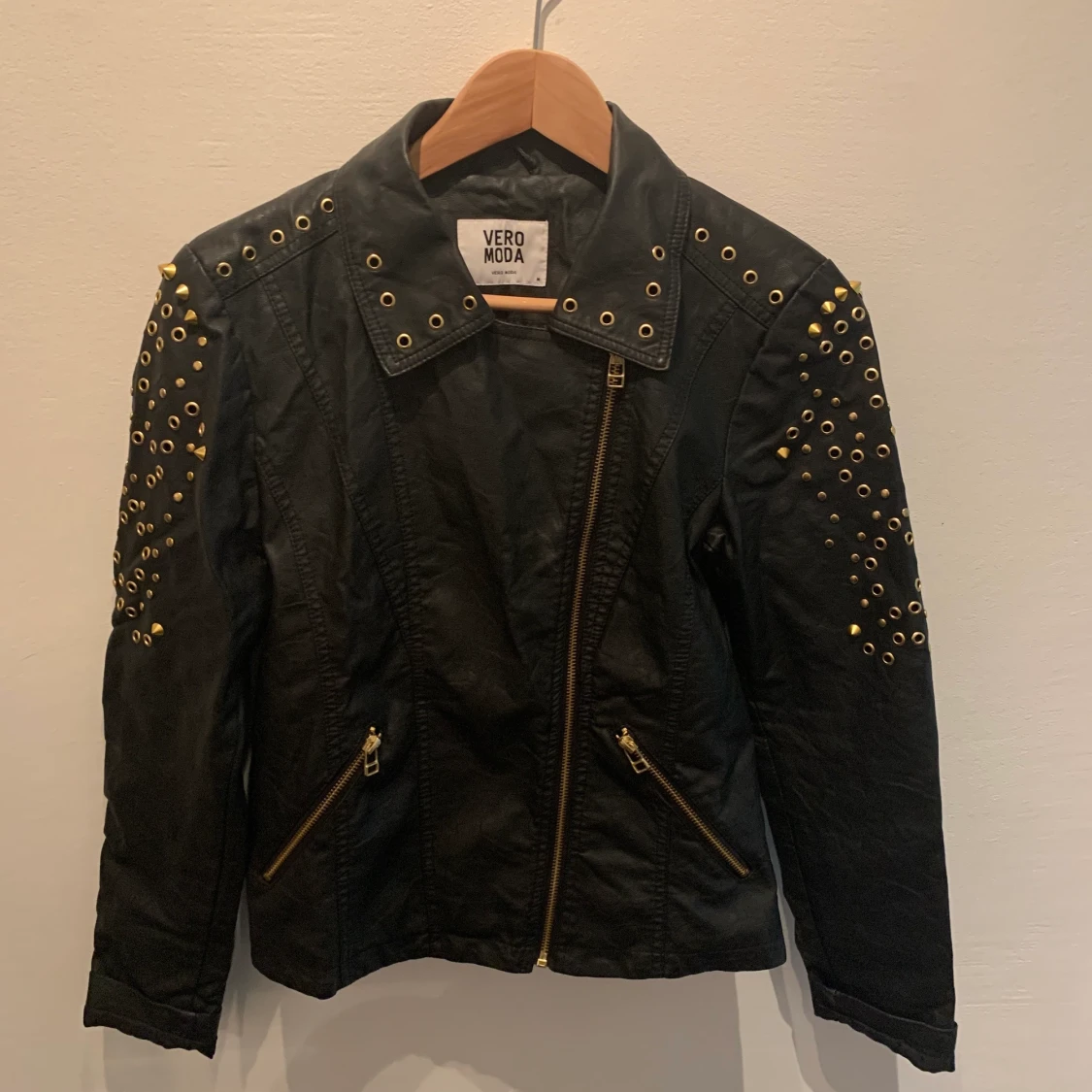 Svart skinnjacka med nitar  - 90